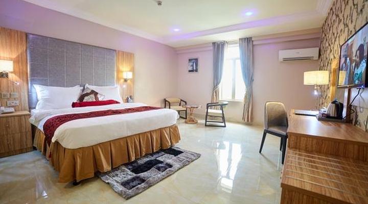 Corinthia Villa Hotel & Suites