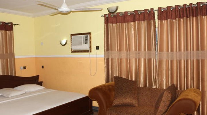 Lifeline Hotel & Suites