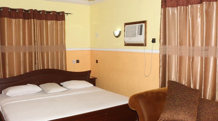 Lifeline Hotel & Suites
