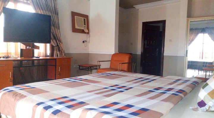 Aquatic Suite & Lounge