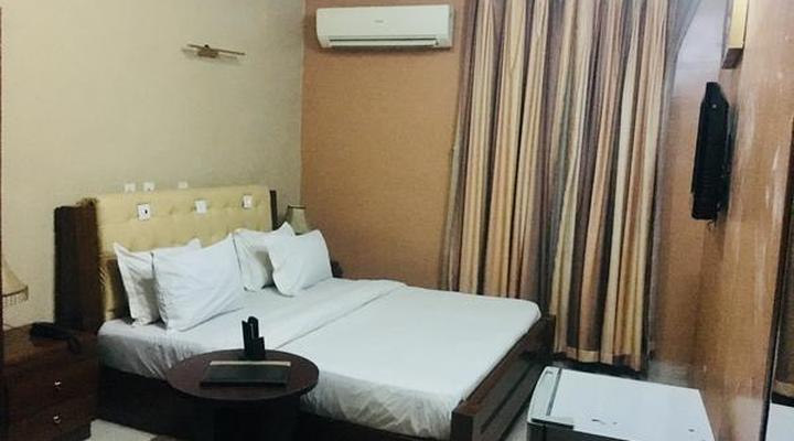 Euc Demodern Hotel & Suites