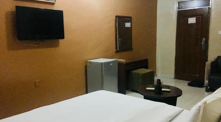 Euc Demodern Hotel & Suites