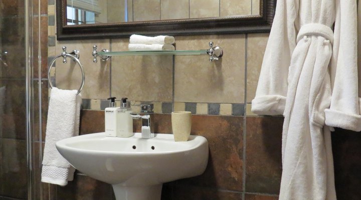 Dinkwe Lodge & Guest House