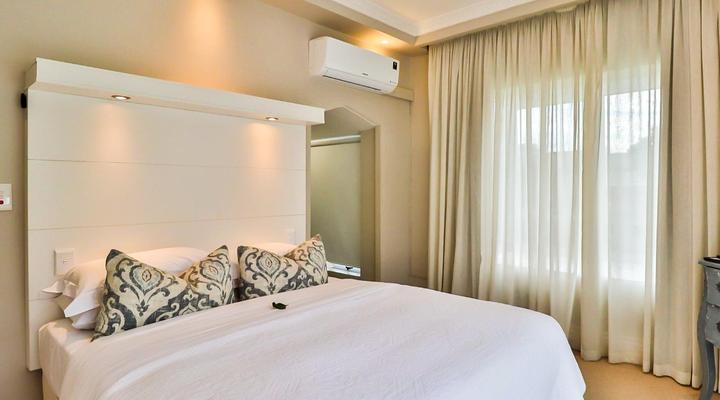 Hermanus Beachfront Lodge