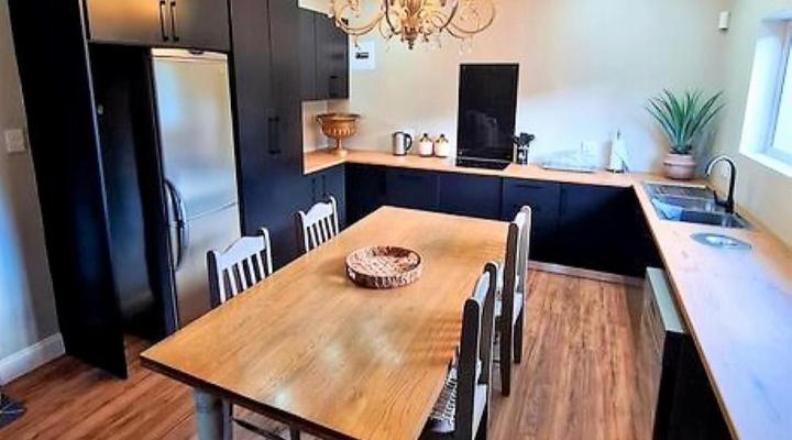 Six on Reinecke Guesthouse