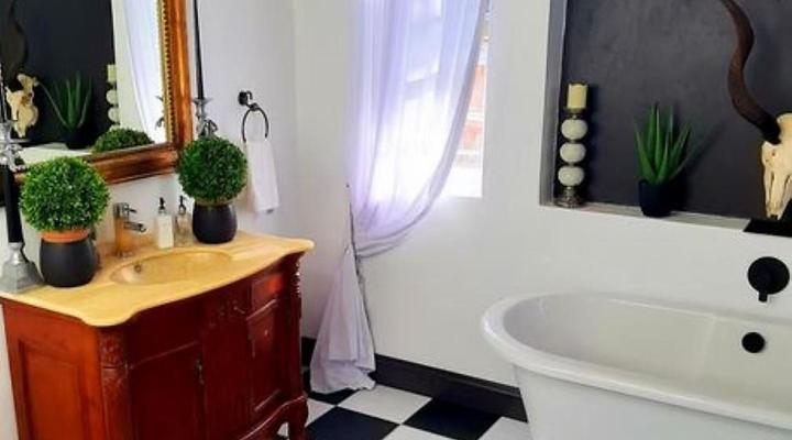 Six on Reinecke Guesthouse