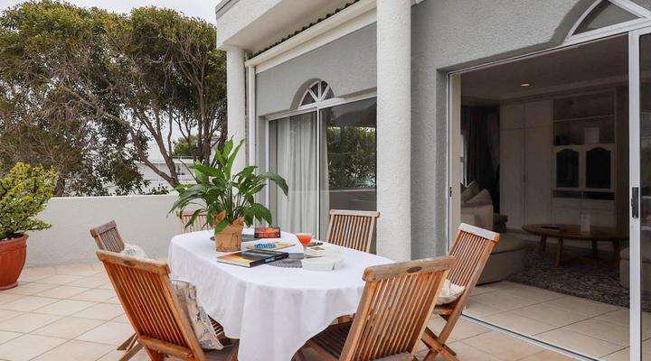 Hermanus Beachfront Lodge