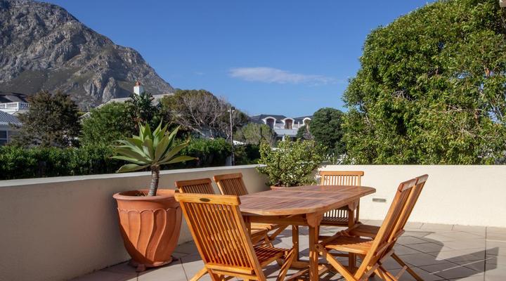 Hermanus Beachfront Lodge
