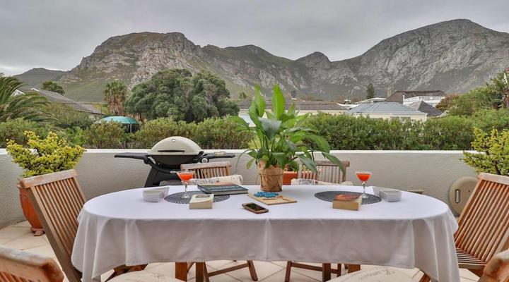 Hermanus Beachfront Lodge