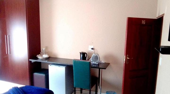 Ekuthuleni Guest House (Orlando West)