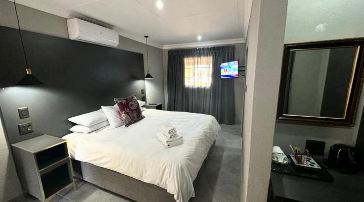 Shangri-La Country Hotel