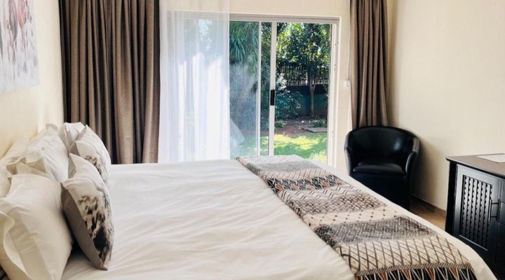  Lenox Lodge Guesthouse