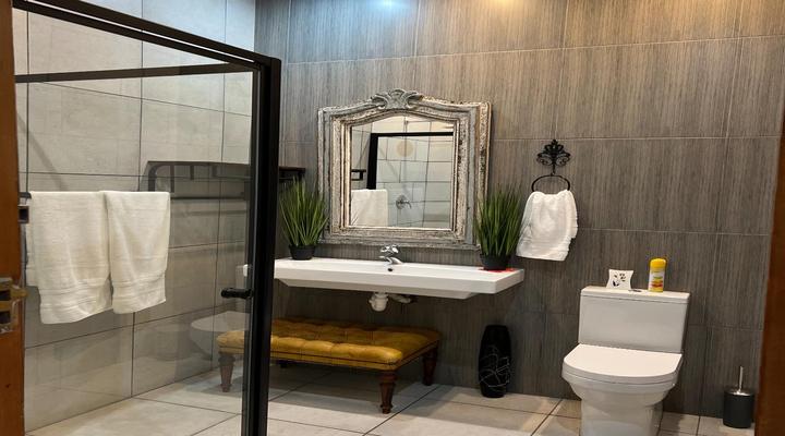 Six on Reinecke Guesthouse