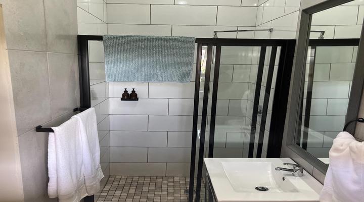 Six on Reinecke Guesthouse