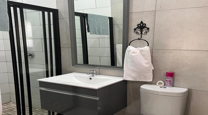 Six on Reinecke Guesthouse