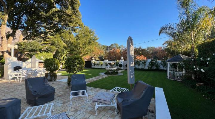 Six on Reinecke Guesthouse