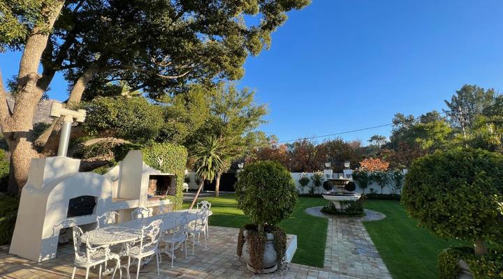 Six on Reinecke Guesthouse