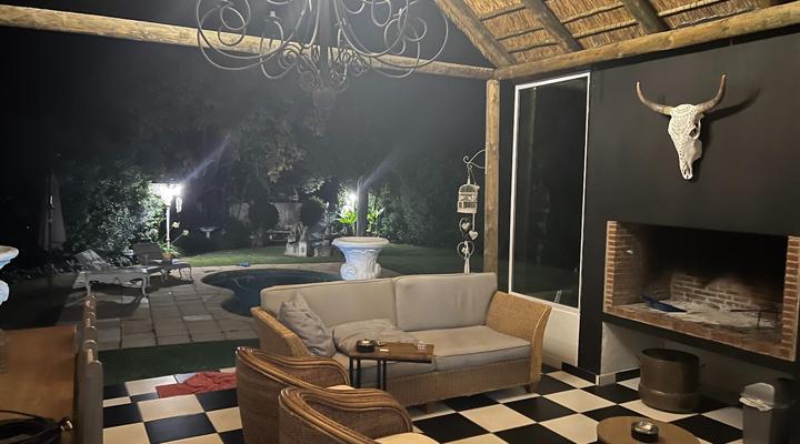 Six on Reinecke Guesthouse