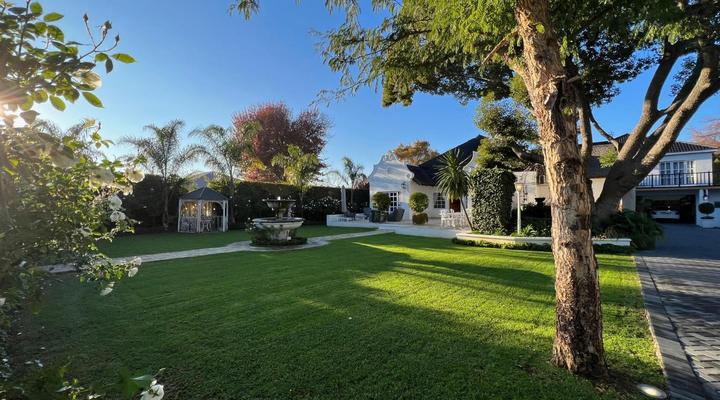 Six on Reinecke Guesthouse