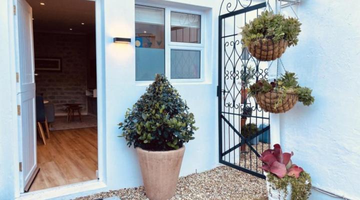 Central Claremont Garden Apartment