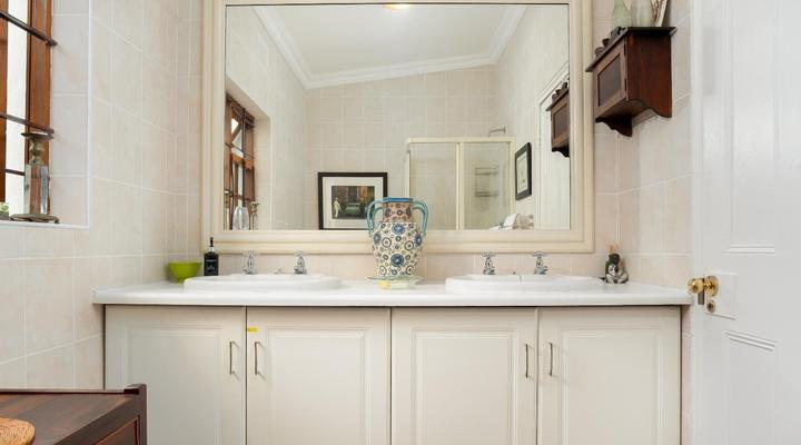 Central Claremont Garden Apartment