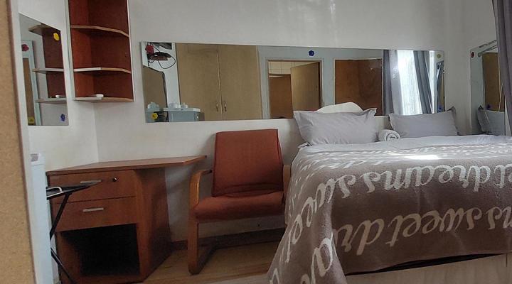 Leone Paris Homestay