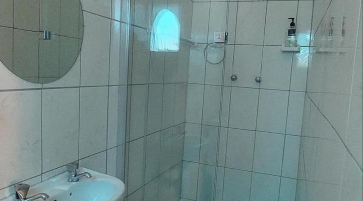 Leone Paris Homestay