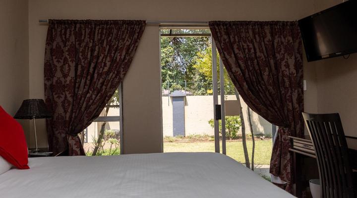 Ikhutse Manor Guest House