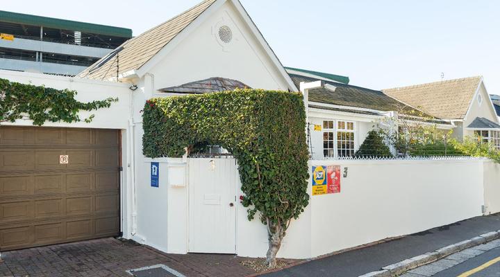 Central Claremont Garden Apartment