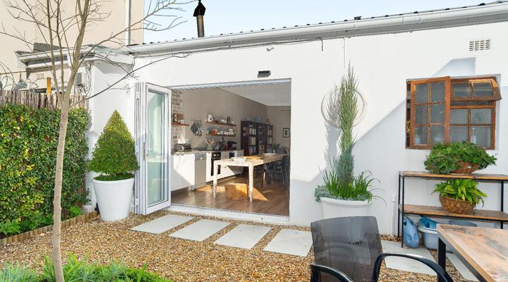 Central Claremont Garden Apartment