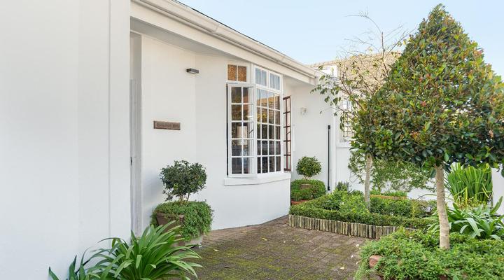 Central Claremont Garden Apartment