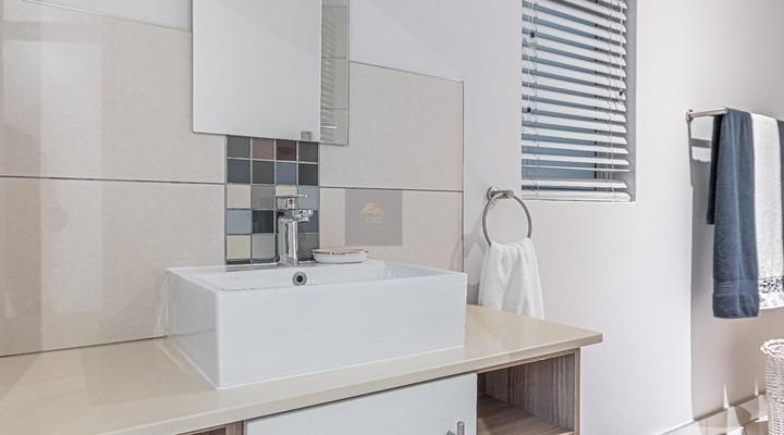 KMG Luxury Apartments @ The Apex on Smuts