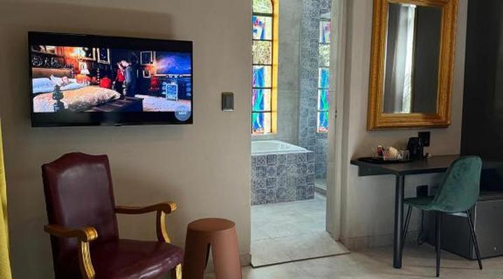 Shangri-La Country Hotel