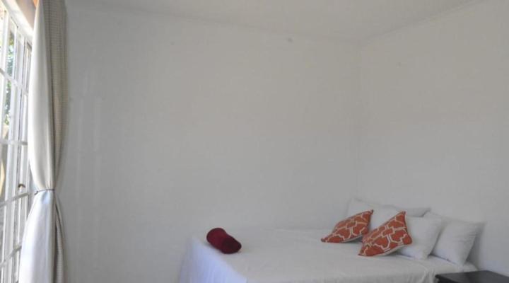 Victoria Falls Budget Holiday House