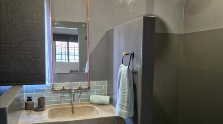 @241 Enkeldoorn Guesthouse