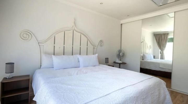 Lovely Balcony Unit Parktown North