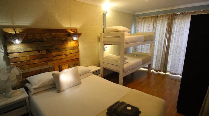 SaltyCrax Backpackers Surf Lodge