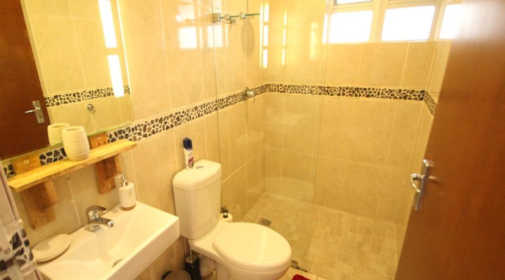 SaltyCrax Backpackers Surf Lodge