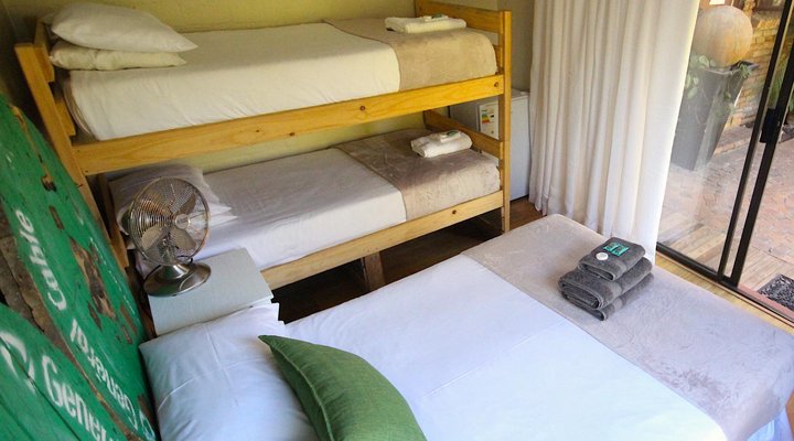 SaltyCrax Backpackers Surf Lodge