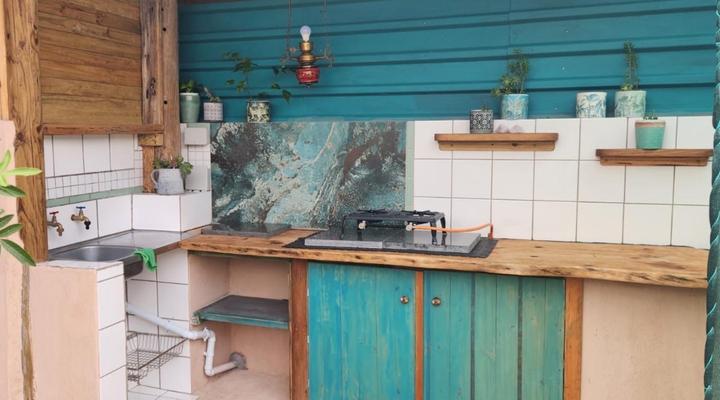 Jacobs Bay Backpackers - The Plot