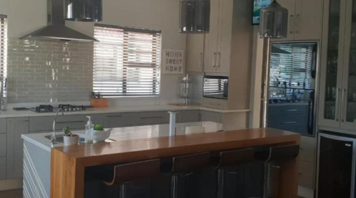 6 on Western Guest House