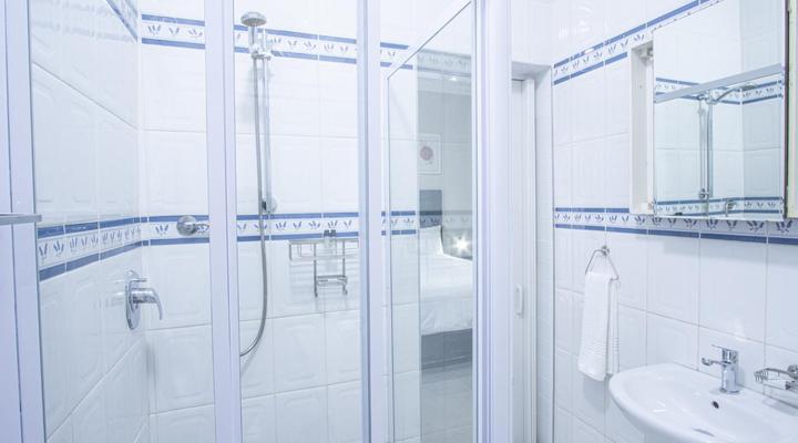 32 on Beardall Street