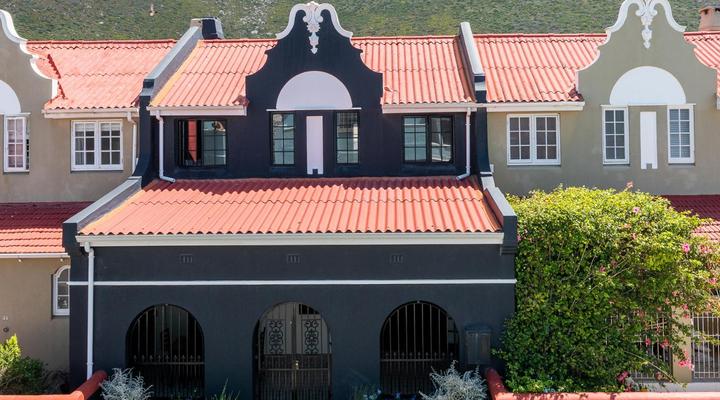 The Black Pearl, Surfers Corner, Muizenberg