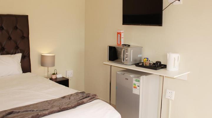 Emperor Lodge and Tours