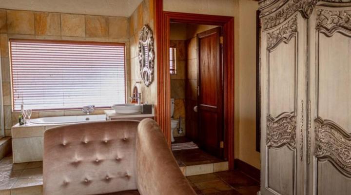 Mmakuba Private Game Lodge