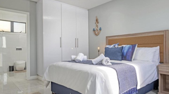 Sea De La Vie 25 by HostAgents