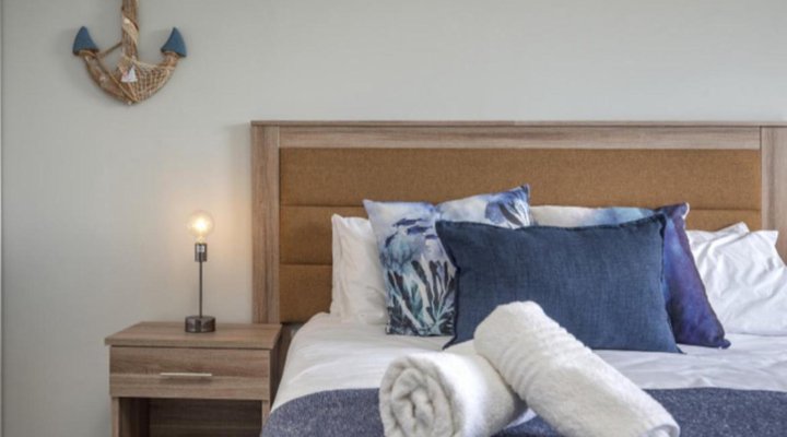 Sea De La Vie 25 by HostAgents