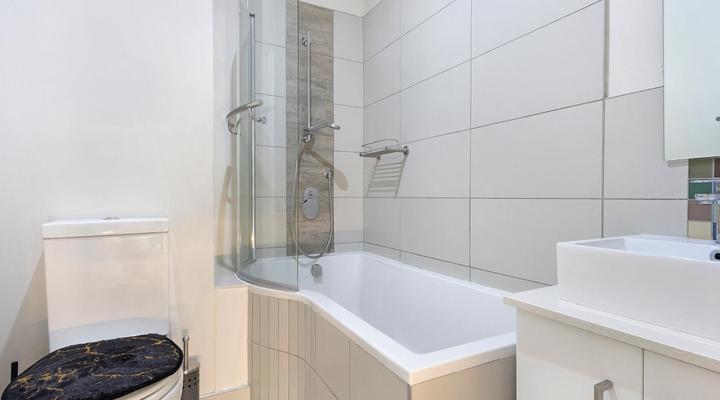 KMG Luxury Apartments @ The Apex on Smuts