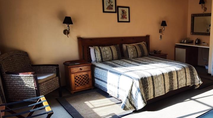 Ipe Tombe Guest Lodge