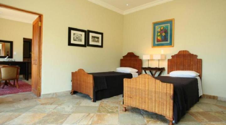 12 on Hillel Guest Manor